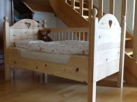 Kinderbett aus Zirnbenholz